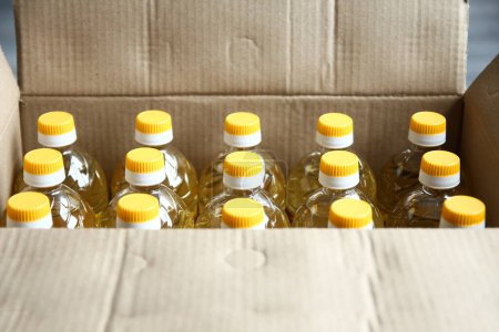 Téléchargez les photos : De nombreuses bouteilles d'huile de tournesol en fond de boîte - en image libre de droit