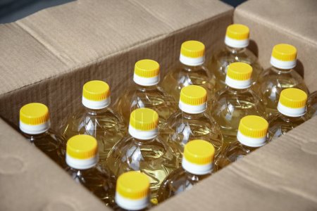 Foto de Muchas botellas de aceite de girasol en fondo de caja - Imagen libre de derechos
