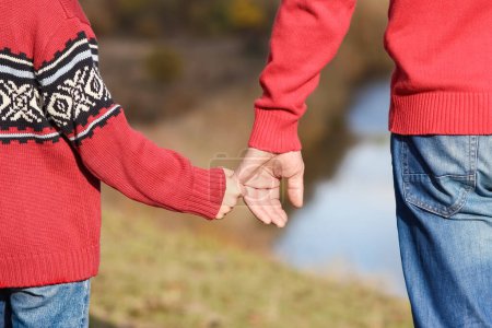Téléchargez les photos : Heureux père tenant la main de l'enfant concept relations de soutien familial - en image libre de droit