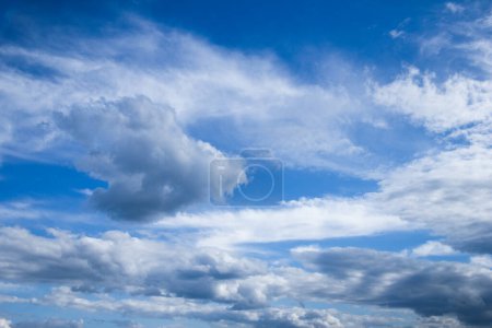Foto de Hermosas nubes de cielo en la naturaleza en una atmósfera de aire limpio - Imagen libre de derechos