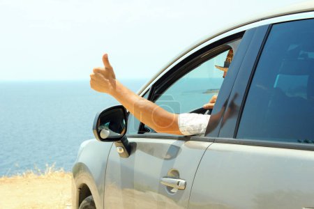 Téléchargez les photos : Chauffeur en voiture en mer en été - en image libre de droit