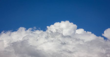 Téléchargez les photos : Ciel bleu nuages blancs sur fond de temps d'été nature - en image libre de droit