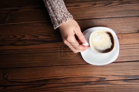 Téléchargez les photos : Mains féminines et café sur fond en bois - en image libre de droit