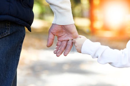 Téléchargez les photos : Mains père tenant enfant concept soutien famille - en image libre de droit