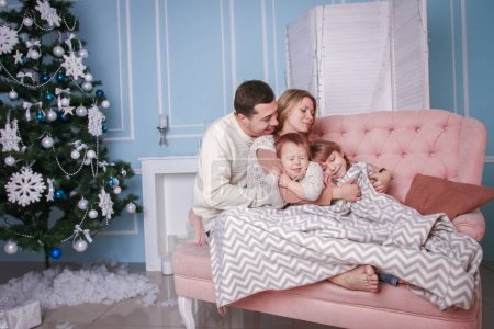Téléchargez les photos : Heureux famille couché sous les couvertures à la maison - en image libre de droit