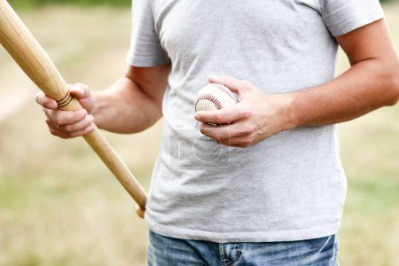 Foto de Hombre con béisbol bat y pelota jugando béisbol deporte concepto - Imagen libre de derechos