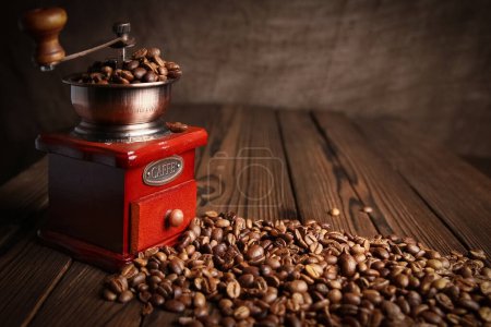 Téléchargez les photos : Moulin à café et fond de café - en image libre de droit