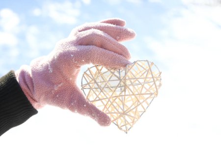 Téléchargez les photos : Coeur dans les mains d'une fille contre le ciel Saint Valentin dans un parc dans la nature - en image libre de droit