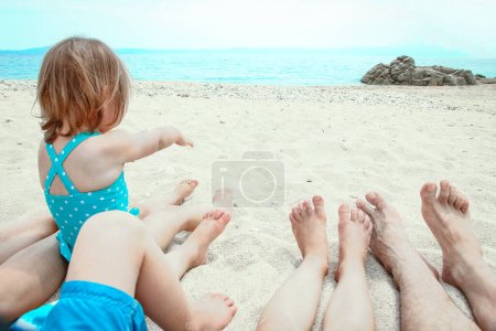 Téléchargez les photos : Belles jambes dans le sable de la mer fond grec - en image libre de droit