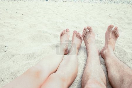 Foto de Hermosas piernas en la arena del fondo de la Grecia del mar - Imagen libre de derechos