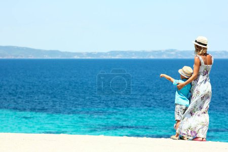 Téléchargez les photos : Mère heureuse avec un enfant près de la mer dans la nature week-end Voyage - en image libre de droit