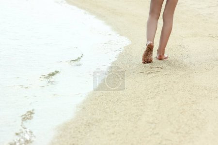 Téléchargez les photos : Belles empreintes dans le sable par le fond de la mer - en image libre de droit