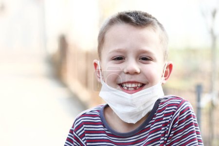Foto de Niño enmascarado de coronavirus y aire. Protección contra la contaminación atmosférica por el virus PM 2.5 en Europa - Imagen libre de derechos