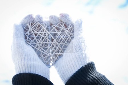 Téléchargez les photos : Coeur dans les mains d'une fille contre le ciel Saint Valentin dans un parc dans la nature - en image libre de droit
