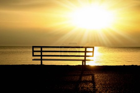 Téléchargez les photos : Coucher de soleil sur le banc de la mer en silhouette de voyage nature - en image libre de droit