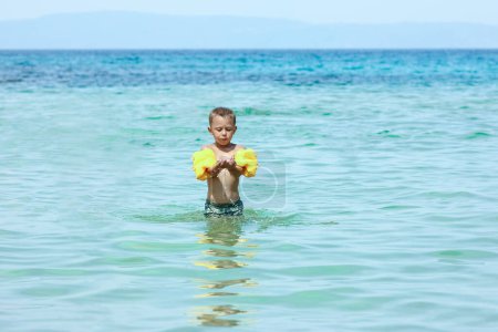 Téléchargez les photos : Enfant heureux au bord de la mer dans la nature dans le voyage du parc - en image libre de droit