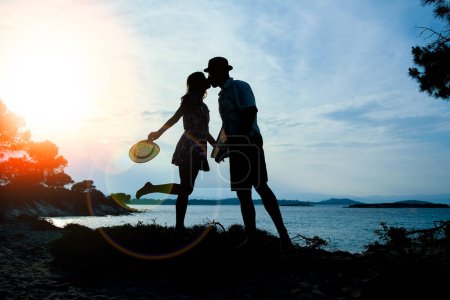 Foto de Feliz pareja por el mar en la naturaleza en silueta de viaje - Imagen libre de derechos