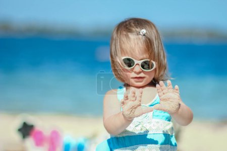 Téléchargez les photos : Enfant heureux au bord de la mer dans la nature voyage vacances - en image libre de droit
