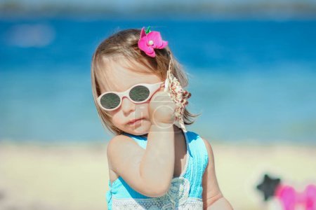 Téléchargez les photos : Enfant heureux au bord de la mer dans la nature voyage vacances - en image libre de droit