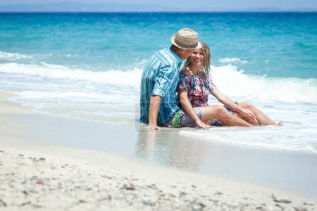 Téléchargez les photos : Happy couple at the seaside vacation travel weekend - en image libre de droit