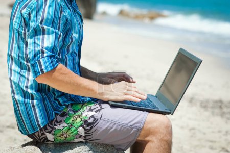 Téléchargez les photos : Happy man guy with laptop near the seashore weekend travel - en image libre de droit