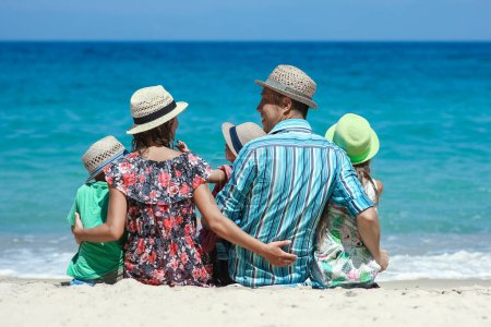 Téléchargez les photos : Happy family with children on the coast of the sea travel - en image libre de droit