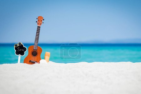 Foto de Hermosa guitarra en la arena por el mar griego - Imagen libre de derechos