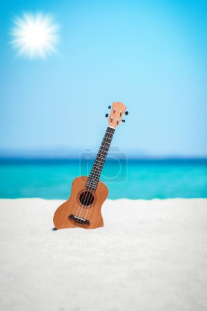 Téléchargez les photos : Belle guitare sur le sable au bord de la mer grecque - en image libre de droit