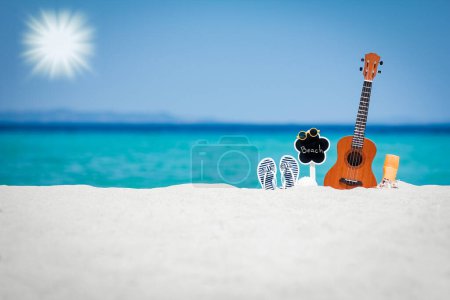 Foto de Hermosa guitarra en la arena por el mar griego - Imagen libre de derechos