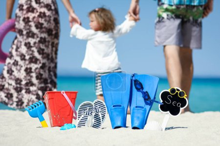 Foto de Familia feliz cerca del mar en la naturaleza con zapatillas viaje vacaciones - Imagen libre de derechos