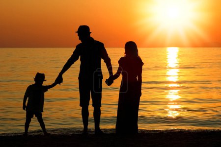 Foto de Familia feliz junto al mar en la naturaleza silueta viaje de fin de semana - Imagen libre de derechos