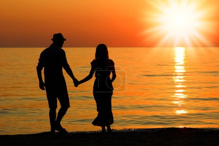 Téléchargez les photos : Couple heureux au bord de la mer dans la nature silhouette week-end Voyage - en image libre de droit