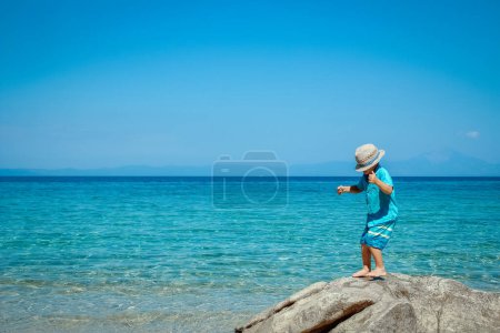 Foto de Niño feliz junto al mar en la naturaleza viaje de fin de semana - Imagen libre de derechos