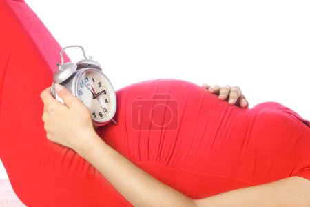 Foto de Feliz embarazada se encuentra sobre fondo blanco - Imagen libre de derechos