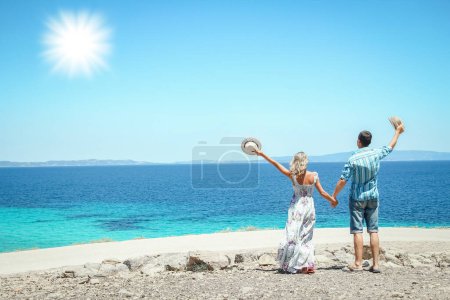 Téléchargez les photos : Couple heureux près de la plage dans la nature week-end Voyage - en image libre de droit