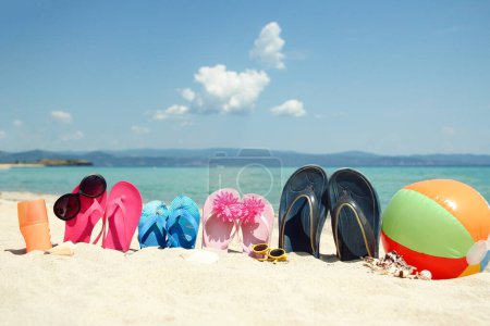 Téléchargez les photos : Belles pantoufles dans le sable par la Grèce de mer sur fond de nature - en image libre de droit