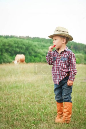 Téléchargez les photos : Heureux bébé cow-boy dans la nature - en image libre de droit