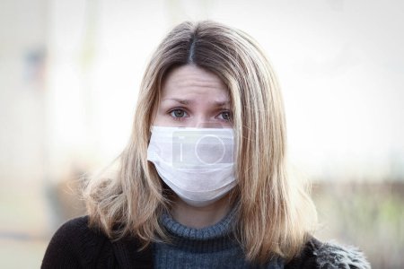 Foto de Mujer enmascarada contra la protección del aire contaminada con kronavirus - Imagen libre de derechos