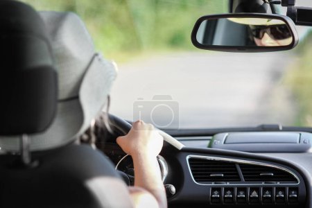Foto de Conductor que conduce un coche en la carretera - Imagen libre de derechos