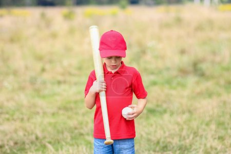 Téléchargez les photos : Enfant heureux avec batte de baseball sur la nature concept dans le parc - en image libre de droit