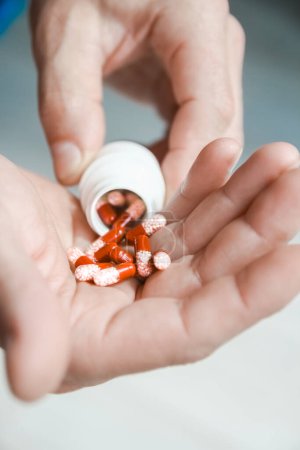 Tabletten in den Händen des Patienten das Konzept der Behandlung und Gesundheit