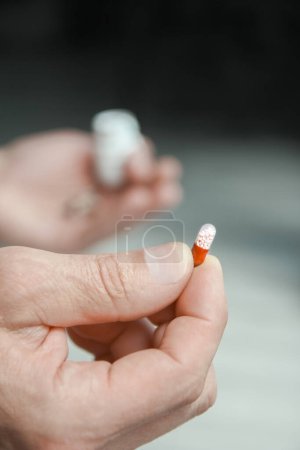 Tabletten in den Händen des Patienten das Konzept der Behandlung und Gesundheit