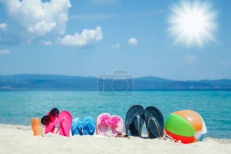 Téléchargez les photos : Belles pantoufles dans le sable par la Grèce de mer sur fond de nature - en image libre de droit