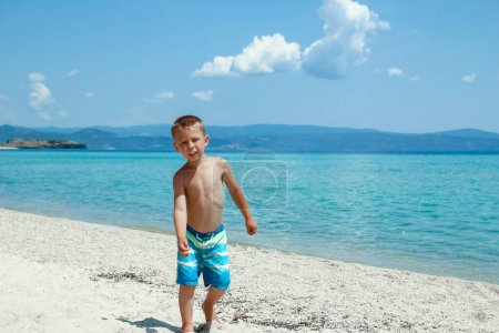 Foto de Niño feliz en el mar en Grecia juega en la naturaleza - Imagen libre de derechos