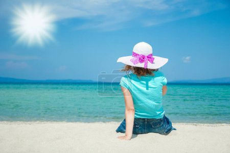 Téléchargez les photos : Fille heureuse en mer en Grèce sur sable nature - en image libre de droit