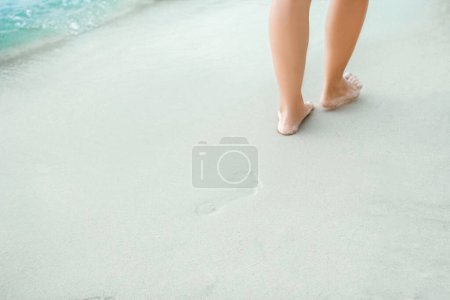 Foto de Hermosas piernas en la arena junto al mar griego - Imagen libre de derechos