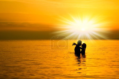 Téléchargez les photos : Couple heureux dans la mer sur la silhouette Voyage nature - en image libre de droit