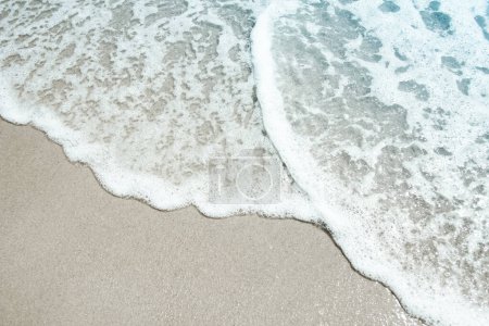 Téléchargez les photos : Belle mer et sable sur le rivage vacances voyage arrière-plan - en image libre de droit