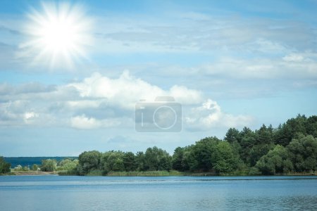 Téléchargez les photos : Belle nature près de la rivière avec fond de ciel - en image libre de droit