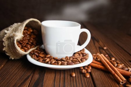 Téléchargez les photos : Un sac de grains de café sur fond en bois - en image libre de droit